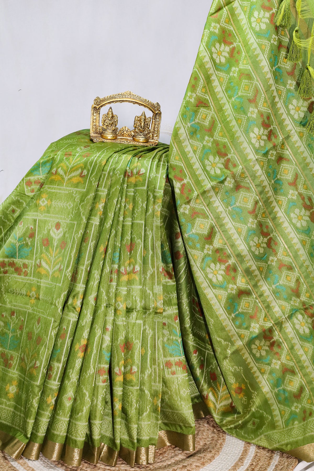 Elegant Mehndi Green Silk Saree with Traditional Zari Border